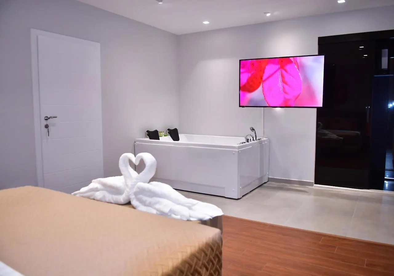 313 Boutique Hotel Tirana 4*,